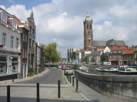 Roermond : Rechts im Bild die Roer, kurz vor der Mündung in die Maas. Links die Vorstadt St. Jacob, einem alten Stadtteil Roermonds. 